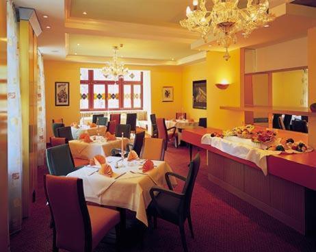 Hotel Am Kurpark Schönebeck Ресторант снимка